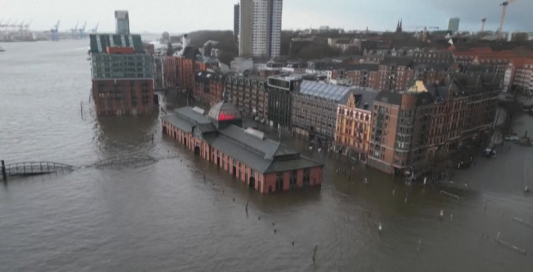 Përmbytet tregu historik i Hamburg nga stuhia në portin verior të Gjermanisë