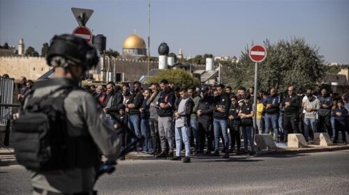 Forcat izraelite prej 8 javësh kufizojnë faljen e namazit të xhumasë në Al-Aksa