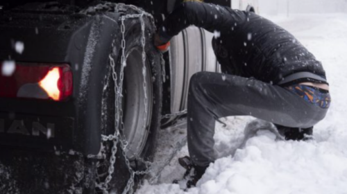 Nga bora mbi 1000 automjete të bllokuara në Suedi