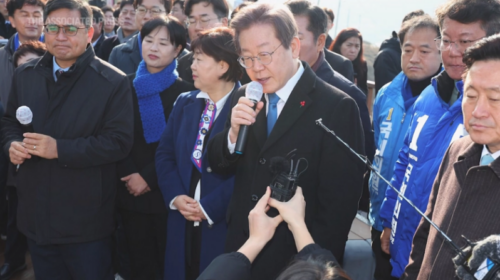 Opozitari korean sulmohet me thikë në konferencë