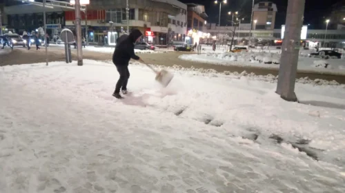 29 qytetarë në Tetovë për dy ditë thyen këmbë ose krahë nga rrëshqitja në akull