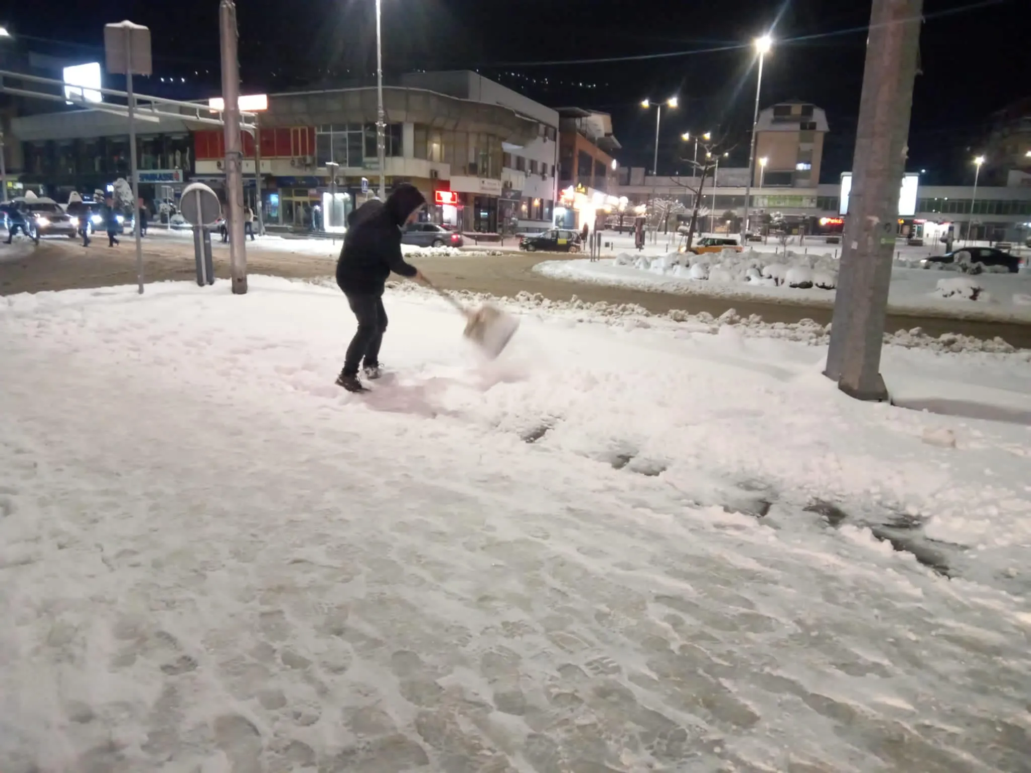 29 qytetarë në Tetovë për dy ditë thyen këmbë ose krahë nga rrëshqitja në akull
