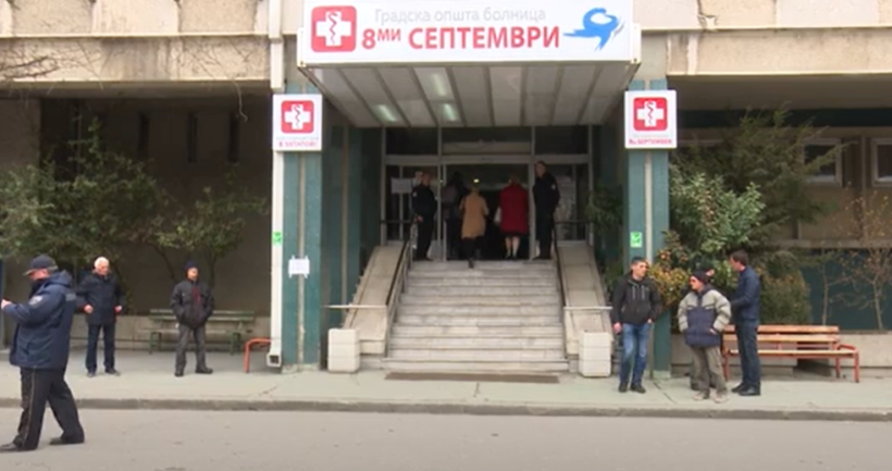(VIDEO) Detaje nga sulmi me thikë i pacientit ndaj të punësuarit në spital