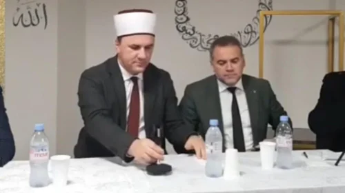 (VIDEO) Tensione në myftininë e Tetovës, përplaset myftiu me ish-myftiun
