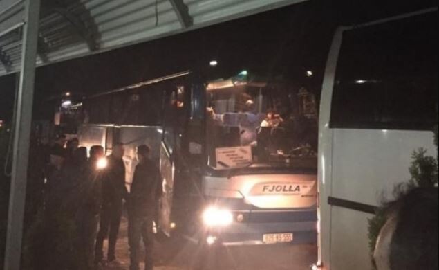 Dy autobusë të një kompanie kosovare u sulmuan mbrëmë në Serbi