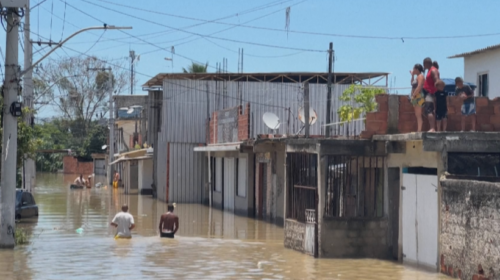 Shirat e rrëmbyeshëm përmbytin zonat urbane të Rio de Janeiro në Brazil