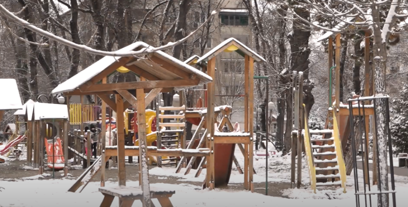 (VIDEO) Bora gëzon fëmijët, qytetarët shpresojnë të pakësohen gripet