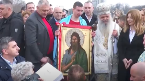 (VIDEO) Besimtarët Ortodoks shënojnë festën e Epifanisë