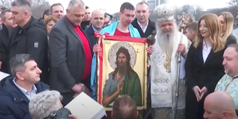 (VIDEO) Besimtarët Ortodoks shënojnë festën e Epifanisë