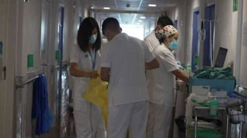 (VIDEO) Komisioni rekomandon mbajtjen e maskave në spitale dhe shtëpitë e pleqve