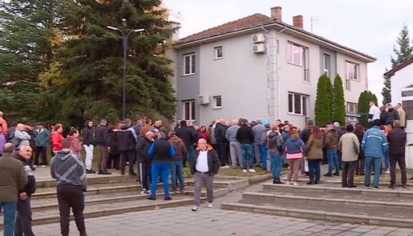 (VIDEO) 2023, nxënësit shqiptarë u përballën me protesta nga prindër maqedonas