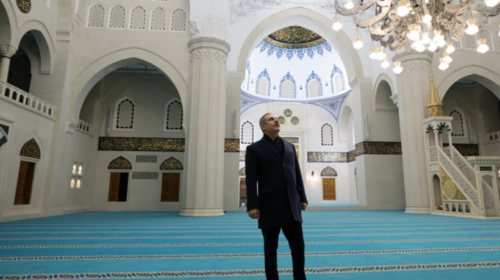 Ministri i Jashtëm turk në Shqipëri, viziton Xhaminë e Namazgjasë