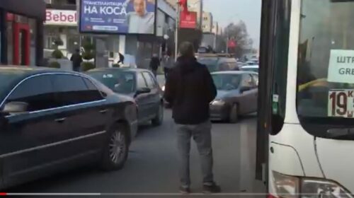 (VIDEO) Qytetarët vuajnë përplasjet politike rreth autobusëve