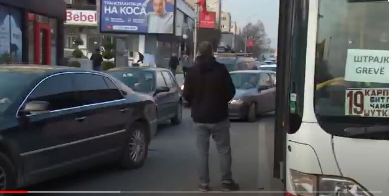(VIDEO) Qytetarët vuajnë përplasjet politike rreth autobusëve