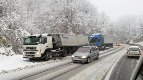Ndalesë për autobusa dhe automjete të rënda transportuese në disa akse rrugore, rekomandohet posedimi i pajisjeve dimërore dhe karburant të mjaftueshëm