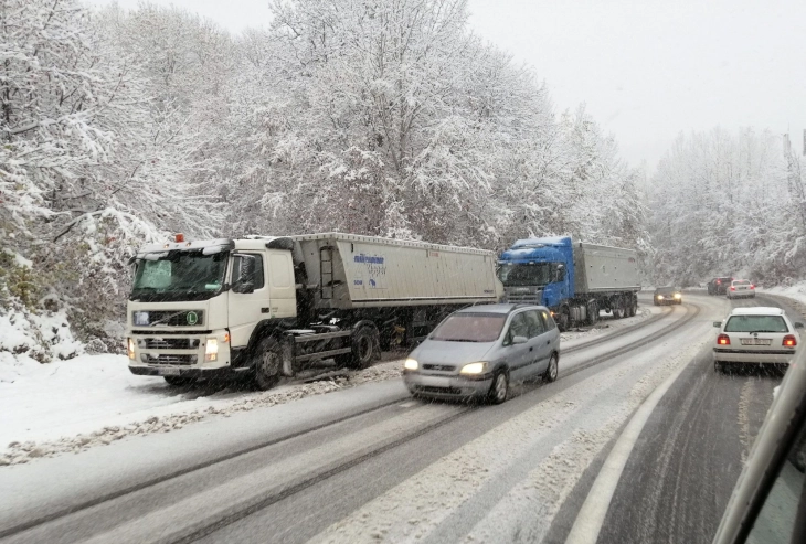 Ndalesë për autobusa dhe automjete të rënda transportuese në disa akse rrugore, rekomandohet posedimi i pajisjeve dimërore dhe karburant të mjaftueshëm