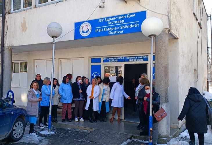Të punësuarit në Shtëpinë e Shëndetit në Gostivar protestojnë për shkak të mospagesës së pagës