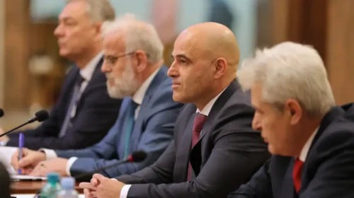 (VIDEO) VMRO-DPMNE: Kovaçevski po e lut komandant Forinën dhe Ahmetin për lista të përbashkëta