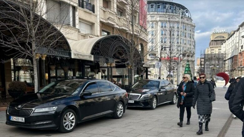 VMRO-DPMNE: Talat Xhaferi e realizoi projektin e parë, e parkoi makinën e tij në shesh për të pirë kafe
