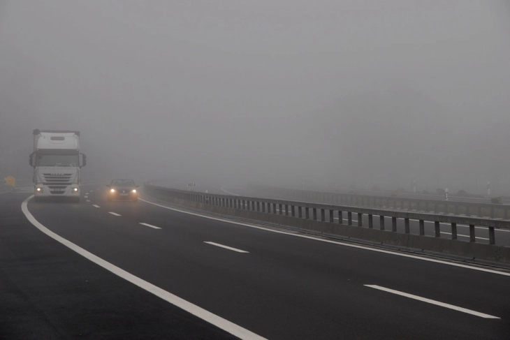 Ulje e dukshmërisë për shkak të paraqitjes së mjegullës në disa akse rrugore