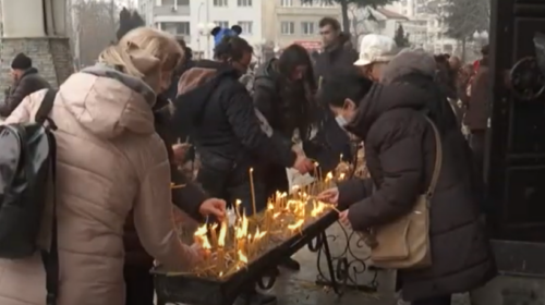 (VIDEO) Besimtarët ortodoks festojnë krishtlindjet, urojnë krerët e shtetit