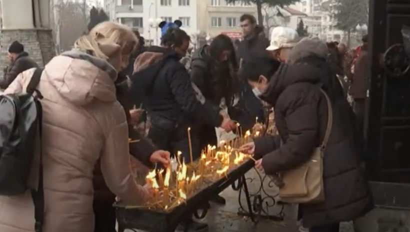 (VIDEO) Besimtarët ortodoks festojnë krishtlindjet, urojnë krerët e shtetit