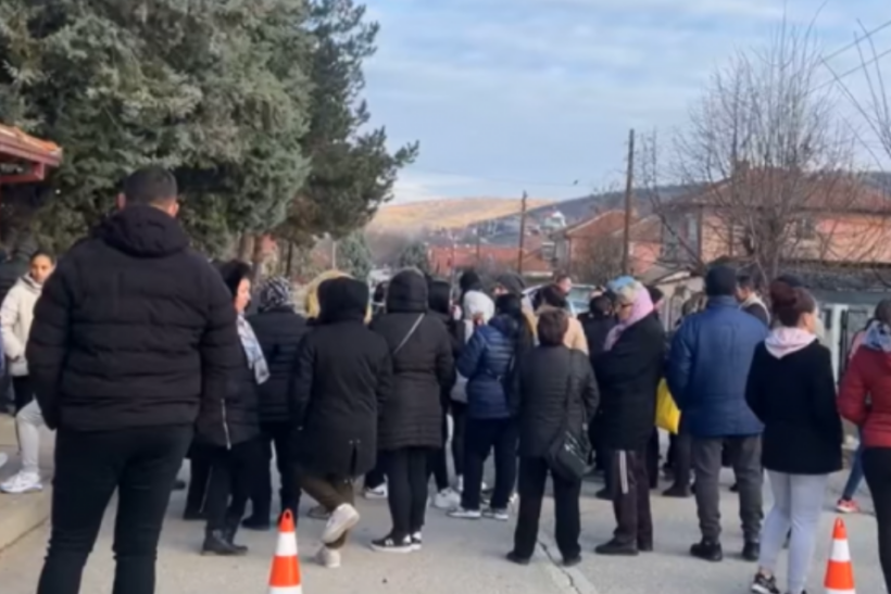 Protestuesit maqedonas në Çashkë vazhdojnë të bllokojnë hapjen e paraleles shqipe në shkollën “Todor Janev”