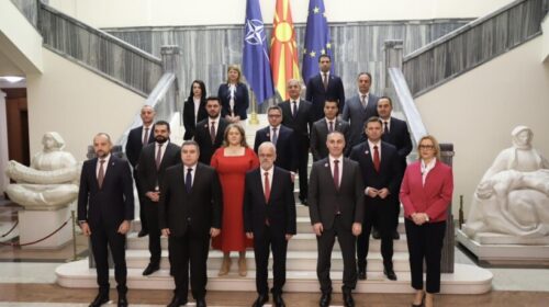 (VIDEO) Me 65 vota “për” dhe 3 “kundër” Kuvendi votoi qeverinë teknike