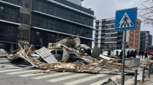 Policia jep detaje për rënien e kulmit të Komunës së Prishtinës, një femër e lënduar dërgohet në QKUK