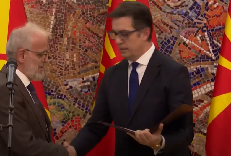 (VIDEO) Talat Xhaferi mori bekimin e Pendarovskit për kryeministër teknik