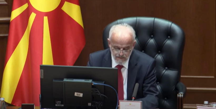 (VIDEO) Qeveria flet shqip, Xhaferi mban seancën e parë