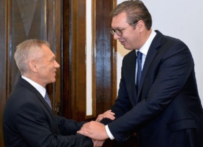 Vuçiq i ankohet ambasadorit rus për heqjen e dinarit serb