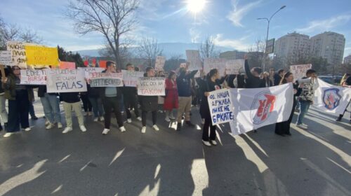 Studentët protestojnë para MASH-it: “S’duam lëmoshë, vetëm atë që na takon”!