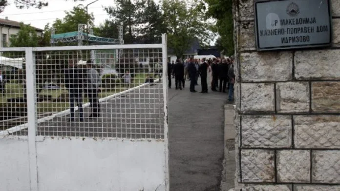 Ushtari profesionist kapet duke hedhur një qese me celularë për të burgosurit në Idrizovë
