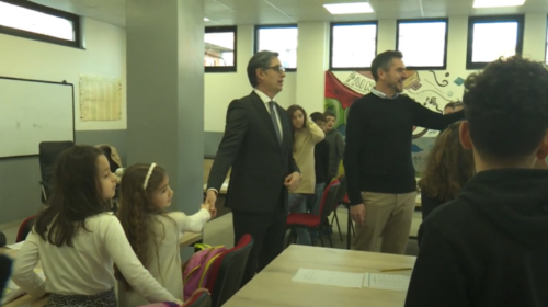 (VIDEO) Presidenti Pendarovski vizitoi qendrën “Motivi” ku ofrohen kurse falas për nxënësit