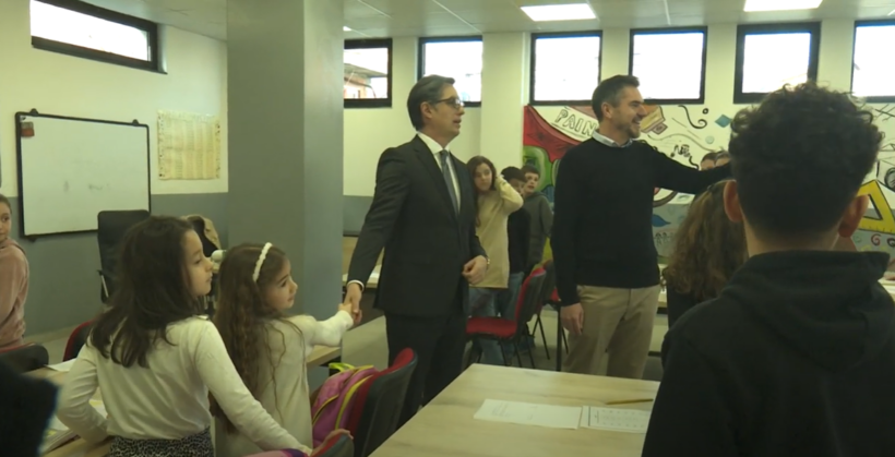 (VIDEO) Presidenti Pendarovski vizitoi qendrën “Motivi” ku ofrohen kurse falas për nxënësit