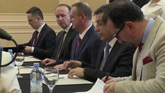 (VIDEO) Partitë opozitare shqiptare nënshkruajnë deklaratën e bashkimit