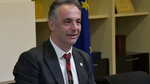 Edhe ministri Azir Aliu rreshtohet me Taravarin