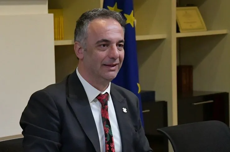 Edhe ministri Azir Aliu rreshtohet me Taravarin