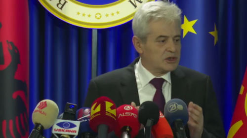 Ali Ahmeti i përgjigjet Taravarit që të garojnë në zgjedhjet presidenciale: Faleminderit po unë luaj në Superligë