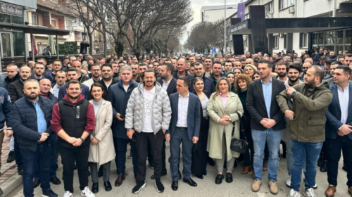 Opozita shqiptare fillon grumbullimin e nënshkrimeve për Arben Taravarin