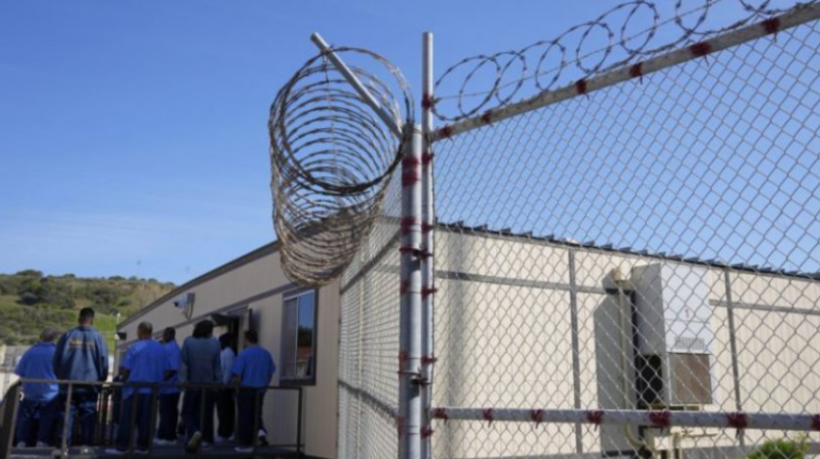 200 të burgosur sulmojnë rojet në një burg në Kaliforni, 9 persona u plagosën