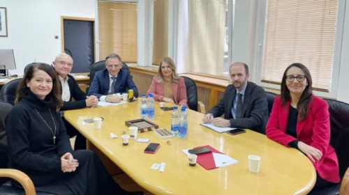 Demiri në takim me përfaqësues të “AMÇAM”: Zbatimi i masave të reja për përmirësimin e kujdesit shëndetësor
