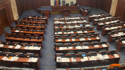 Edhe pas dy orëve nuk ka filluar seanca për shkarkimin e ministrave