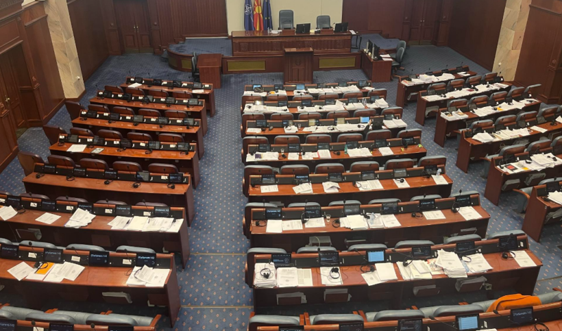 Edhe pas dy orëve nuk ka filluar seanca për shkarkimin e ministrave