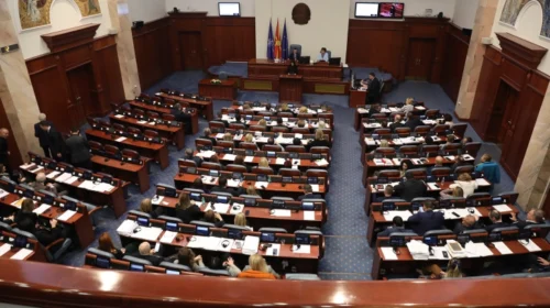 (VIDEO) Unifikohen pagat e profesorëve universitar, Kuvendi miratoi ndryshimet në ligjin për arsim të lartë