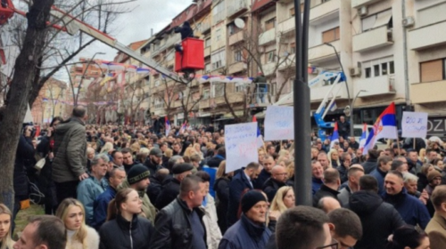 Serbët në Mitrovicë të Veriut protestojnë kundër ndalimit të dinarit