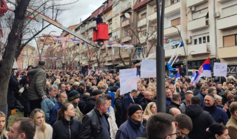 Serbët në Mitrovicë të Veriut protestojnë kundër ndalimit të dinarit