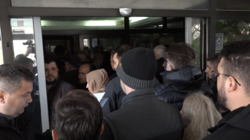 (VIDEO) Radhë të gjata para Ministrisë së Ekonomisë për të dorëzuar dokumentet për vauçerë turizmi