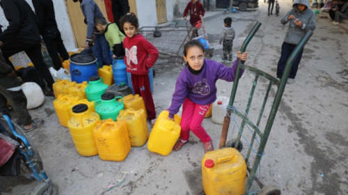 Palestinezët që presin në radhë: Mungesa e ujit në Gaza nën sulmin izraelit